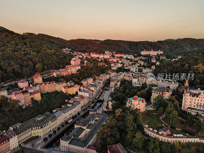 Karlovy Vary日落时分的捷克共和国鸟瞰图